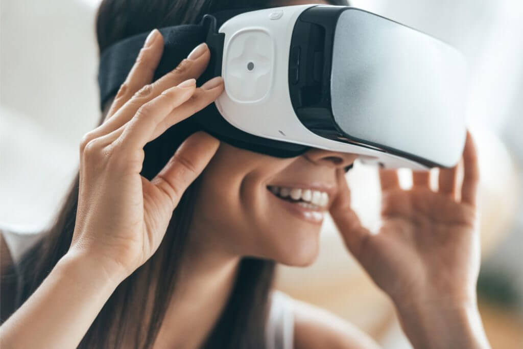 Frau nutzt eine Virtual-Reality-Brille